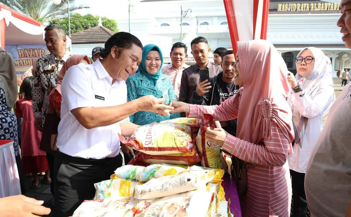 Buka Bazar Ramadan H Pj Gubernur Banten Ikut Layani Pembeli Beras