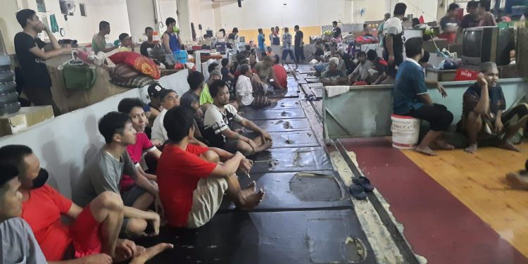 Foto : Terlihat warga binaan pemasyarakatan Kelas I Cipinang duduk diatas matras sembari mendengarkan penjelasan dari petugas  