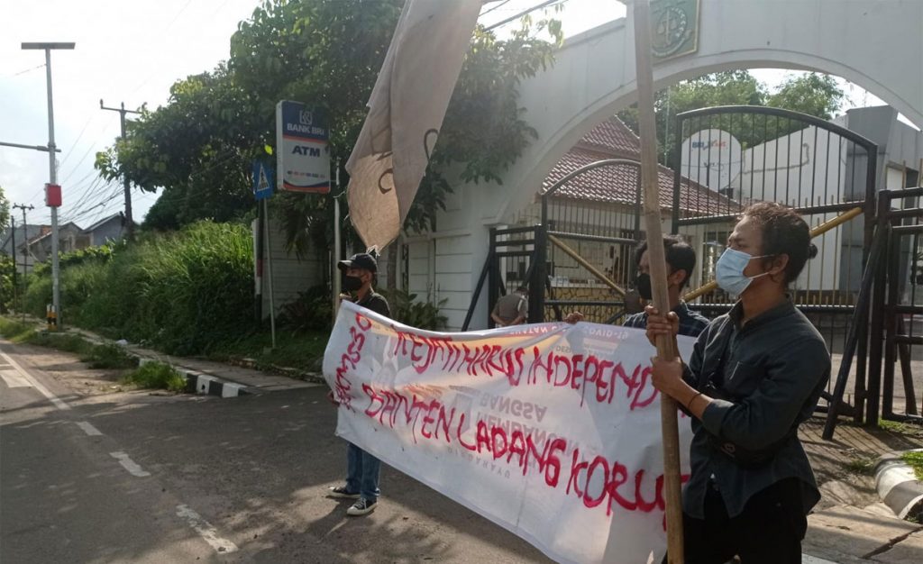 Kejati Banten Didesak Usut Aktor Intelektual Kasus Korupsi Pengadaan 1.800 Komputer di Pemprov - demo banten - www.indopos.co.id