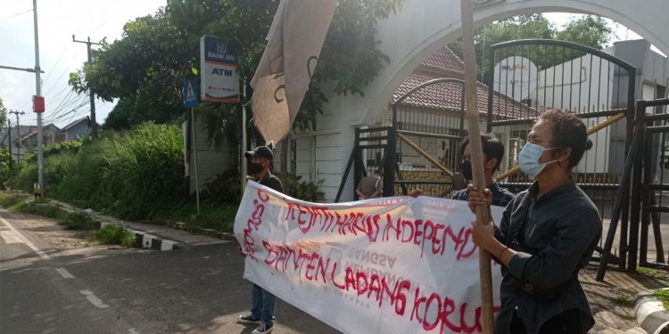 Mahasiswa saat melakukan demonstrasi di depan Kantor Kejati Banten