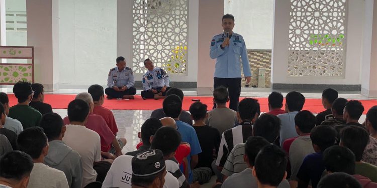 KPLP Lapas Kelas I Tangerang, Aliandra Harahap memberikan pengarahan dan bimbingan kepada warga binaan di Masjid.