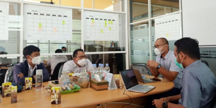 Kepala SMK-PPN Banjarbaru, Budi Santoso koordinasi dengan Project Manager YESS PPIU Kalsel, Angga TAP; Tim Siska PT SKA, Yasir dan Wahyu. Foto : BPPSDMP Kementan