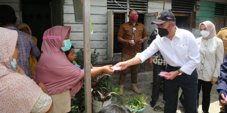 Menteri Koordinator Bidang Pembangunan Manusia dan Kebudayaan (Menko PMK) Muhadjir Effendy melakukan pengecekan langsung penyaluran bantuan sosial (bansos) di Kota Pekanbaru, Riau, Selasa (8/2/2022).