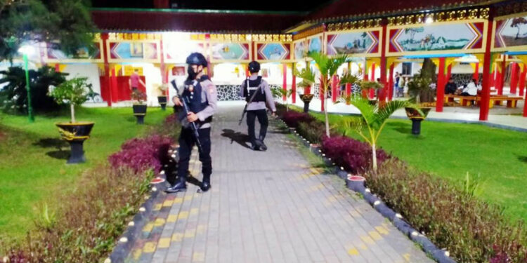 Satbrimob Polda Banten sambangi Vihara di Banten untuk menjamin keamanan saat umat beribadah merayakan imlek