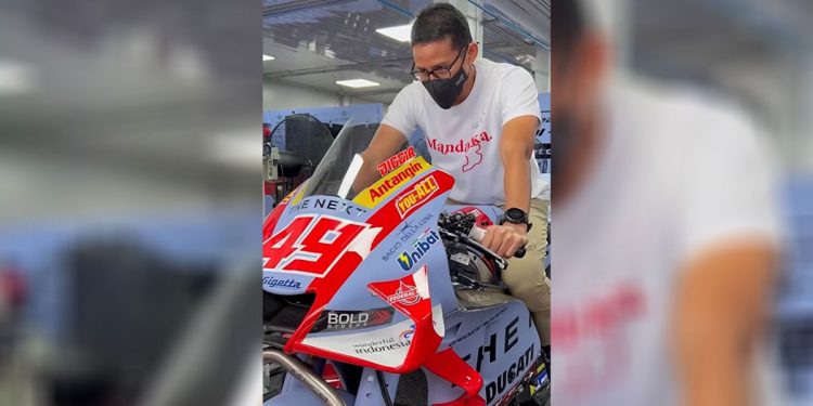 Menteri Pariwisata Sandiaga Uno menjajal motor peserta MotoGP 2022