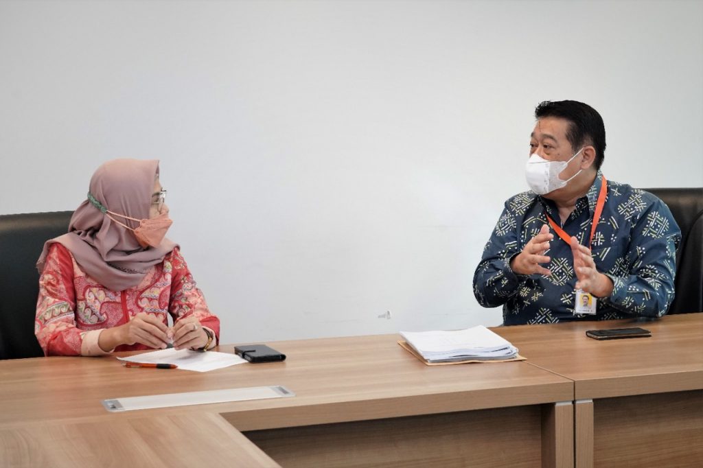 Ketua Satgas Penanganan Koperasi Bermasalah Agus Santoso (kanan) bertemu dengan Kepala Departemen Hukum OJK Yuliana di Kantor OJK, Jakarta, Kamis (3/2/2022)