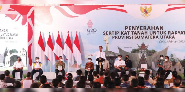 Presiden Republik Indonesia Joko Widodo menyerahkan sertipikat tanah di Lapangan Sudirman, Sidikalang, Kabupaten Dairi, Kamis (3/2/2022). Foto : Kemen ATR/BPN