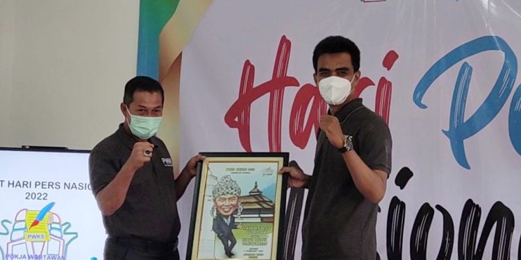 Wali Kota Serang Syafrudin (kiri) menerima cinderamata saat menghadiri Hari Pers Nasional (HPN) 2022 yang digelar Pokja Wartawan Kota Serang (PWKS), Rabu (9/2/2022).