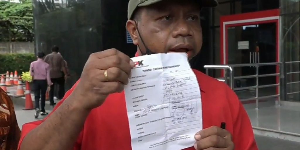 Dilaporkan ke KPK Dugaan Korupsi, Bupati Supiori Serahkan Bukti-bukti - warga supiori - www.indopos.co.id