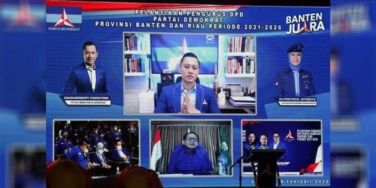 Gubernur Banten Wahidin Halim (tengah bawah) hadiri pelantikan DPD Partai Demokrat Banten secara daring
