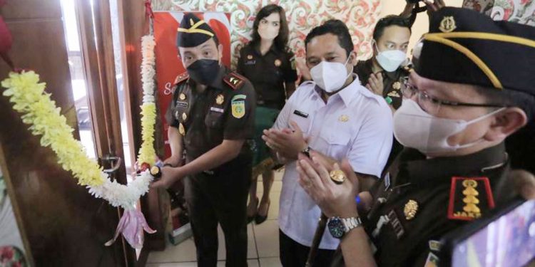 Kepala Kejaksaan Tinggi Banten Leonard Simanjuntak bersama Wali Kota Tangerang Arief R. Wismansyah meresmikan Kampung Restorative Justice di Kota Tangerang, Rabu (16/3/2022). (Ist).
