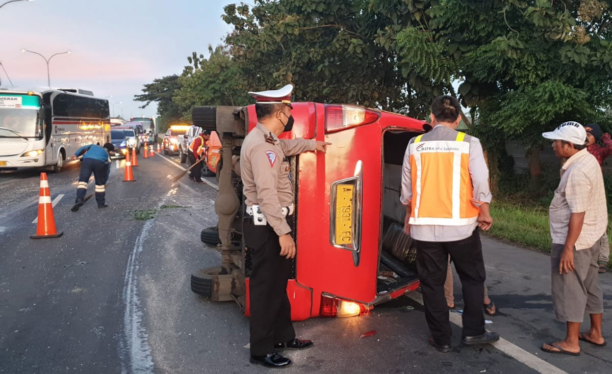 Angkot Terbalik, Kecelakaan Kembali Terjadi Di Tol Tangerang-Merak ...