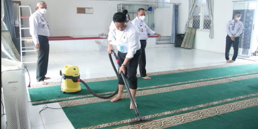 Kegiatan membersihkan masjid