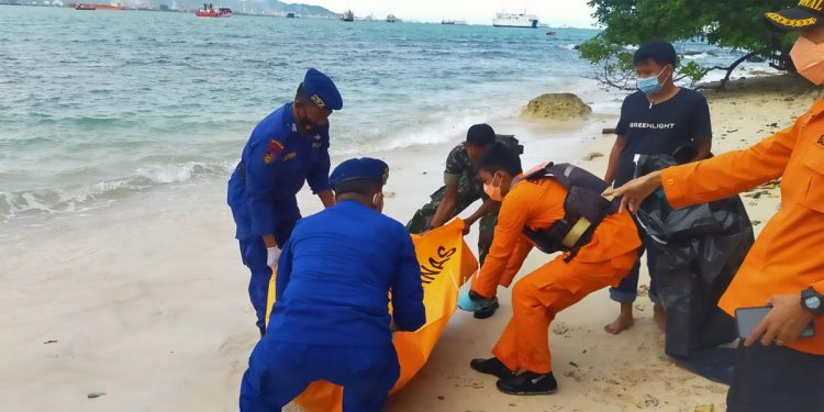 Polisi evakuasi sesosok mayat di perairan Merak