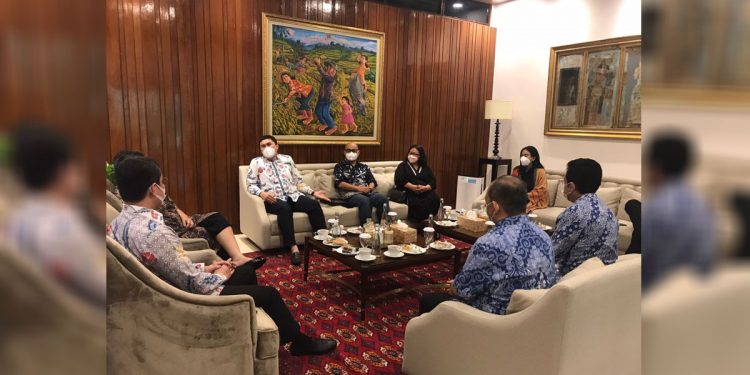 Pertemuan Ikatan Alumni Universitas Indonesia (Iluni UI) dengan Wakil Ketua Majelis Permusyawaratan Rakyat (MPR) Ahmad Basarah (kiri tampak belakang) dan Wakil Ketua MPR Lestari Moerdijat (kedua kiri tidak tampak), Kamis (17/3). Foto: Dokumentasi UI