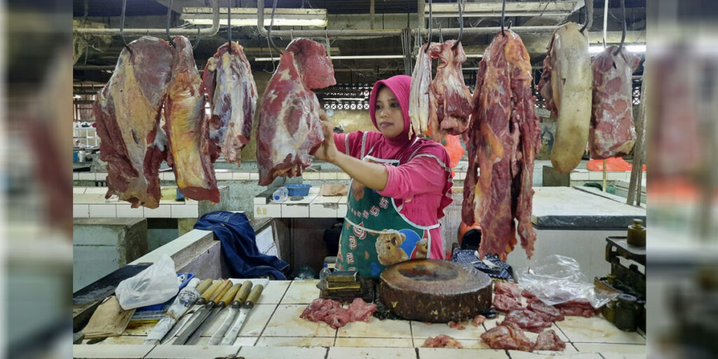 Jelang Ramadan, Ketersediaan Daging Sapi, Ayam dan Telur di Jatim Aman - pedagang daging sapi - www.indopos.co.id