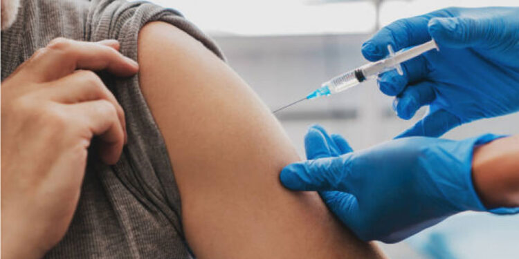 Ilustrasi-Seorang warga menerima suntikan vaksin Covid-19. (Ist)