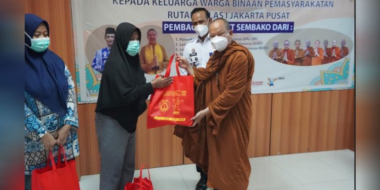 Romo Asun Gotama selaku Ketua Yayasan Hemadhiro Mettavati menyerahkan bantuan paket sembako kepada keluarga WBP. Rutan Kelas 1 Jakarta for indopos.co.id