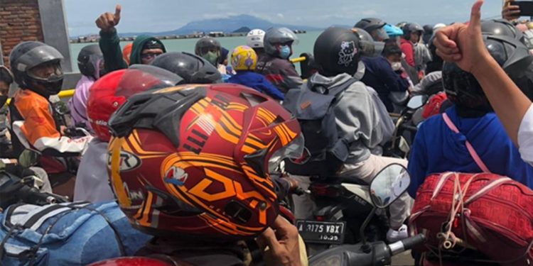 Para pemudik menggunakan motor terjebak macet ketika memasuki Pelabuhan Merak, Cilegon, Banten.