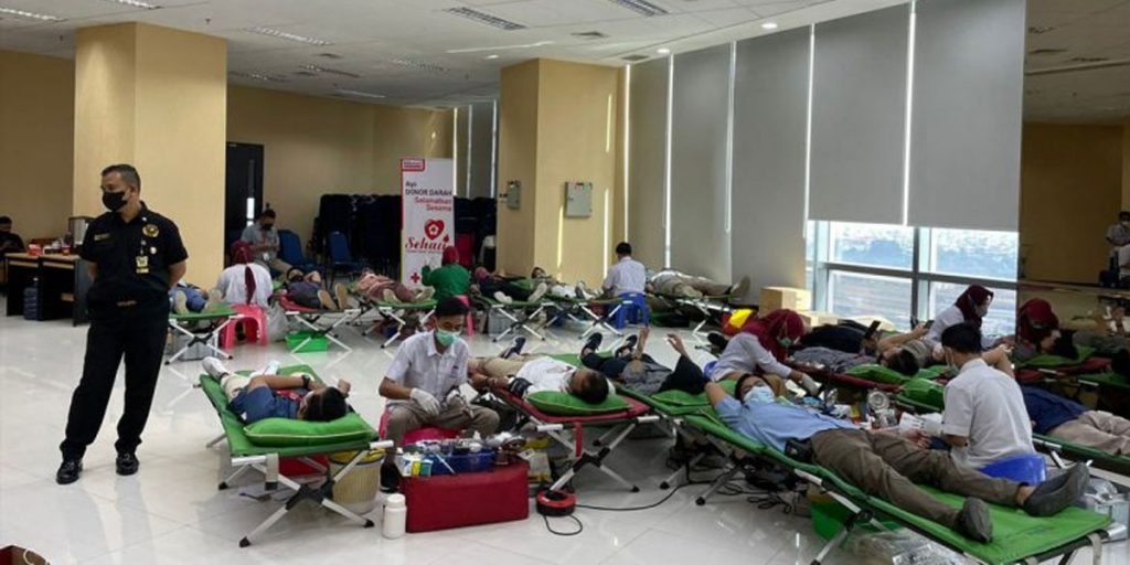 Bantu Ketersedian Stok Darah, Alfamart Gelar Donor Darah - donor darah 1 - www.indopos.co.id