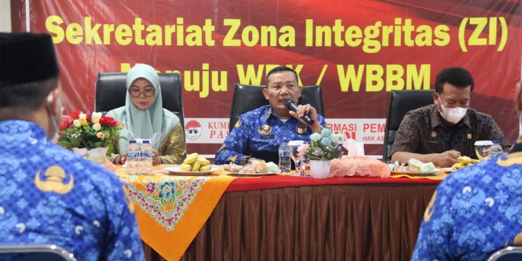 Inspektorat Wilayah Icon Siregar saat mengunjungi kantor imigrasi Cilegon, Banten