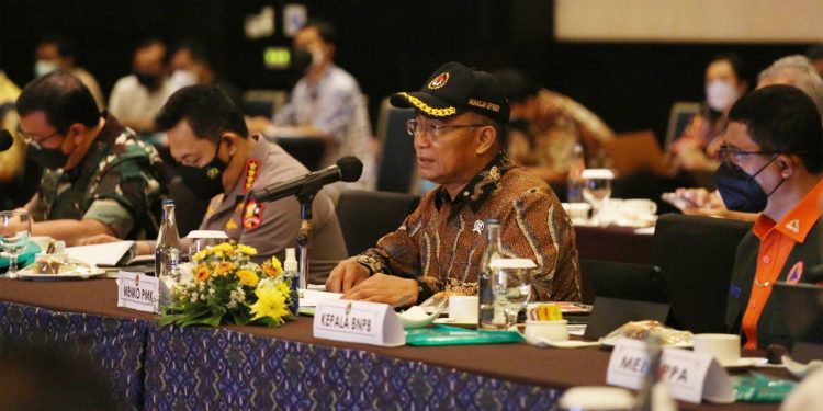 Menteri Koordinator Bidang Pembangunan Manusia dan Kebudayaan (Menko PMK) Muhadjir Effendy (topi hitam).