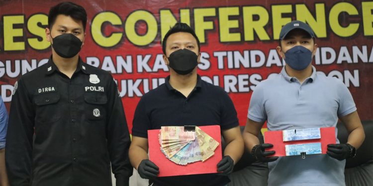AP, oknum pegawai negeri sipil (PNS) Kementerian Perhubungan yang diciduk oleh polisi karena kedapatan pungli di objek wisata Mercusuar, Anyer, Banten
