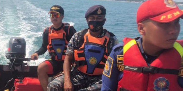 Petugas melakukan pencarian korban yang hilang di perairan Pantai Sayang Heulang, Kabupaten Garut, Jawa Barat, Sabtu (7/5/2022). Foto : Basarnas