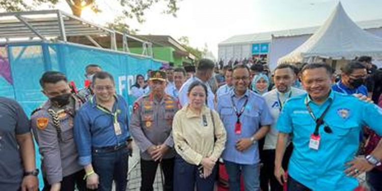 Ketua DPR Puan Maharani (tengah) bersama Gubernur DKI Jakarta Anies Baswedan (ketiga dari kanan) usai menyaksikan balap mobil listrik Jakarta ePrix di Ancol, Jakarta Utara, Sabtu (4/6/2022). Foto: Istimewa