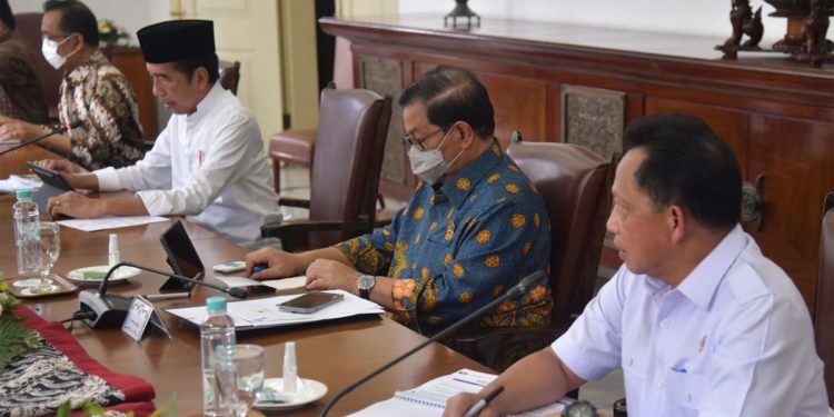 Presiden Jokowi memimpin Rapat membahas Pelepasan Kawasan Hutan dan Penyediaan Lahan di Wilayah Ibu Kota Negara, Istana Bogor, Jumat (3/6/2022). Foto: Humas Setkab/Rahmat