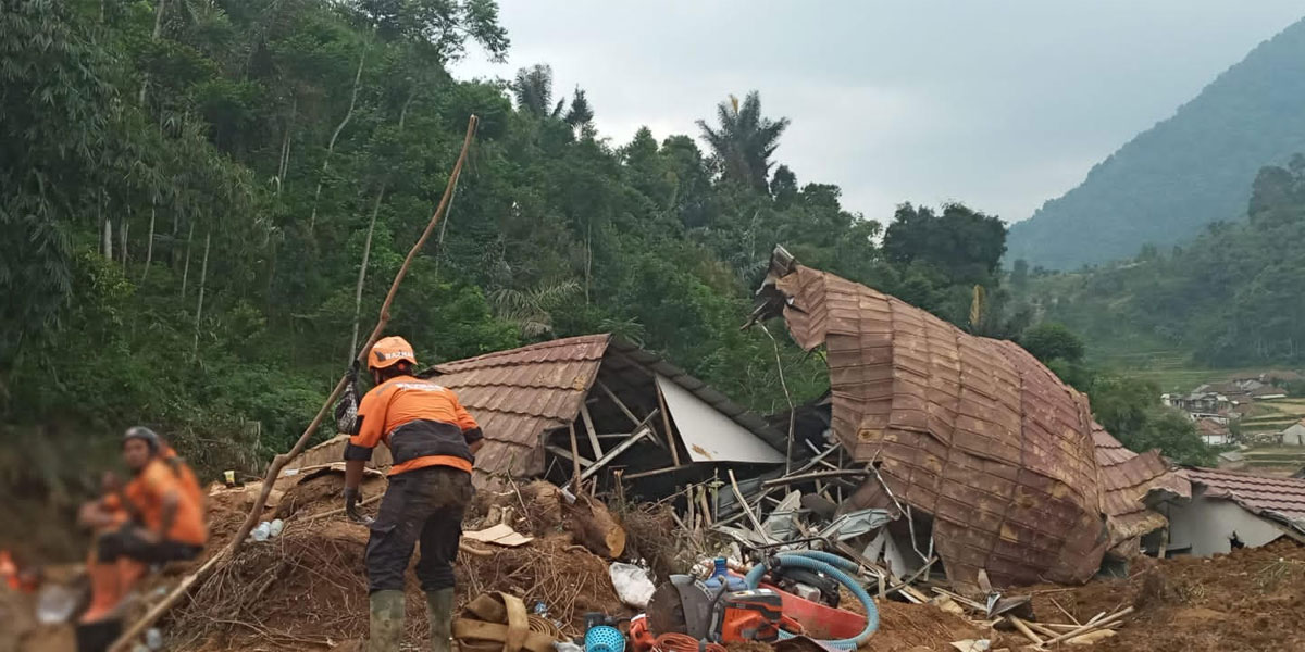 BAZNAS Beri Layanan Kemanusiaan Untuk Korban Bencana Longsor Dan Banjir ...