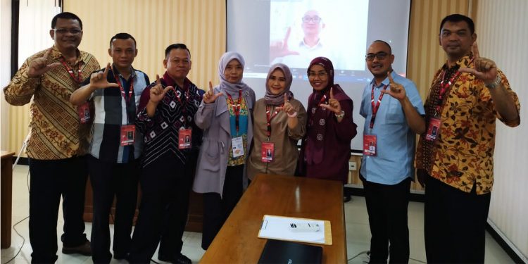 Para pembicara berpose bersama usai diskusi pada acara pendidikan dan latihan (Diklat) Kepemimpinan yang diselenggarakan oleh Lembaga Administrasi Negara (LAN), di Jakarta, Selasa (26/7). Foto: LAN untuk INDOPOS.CO.ID
