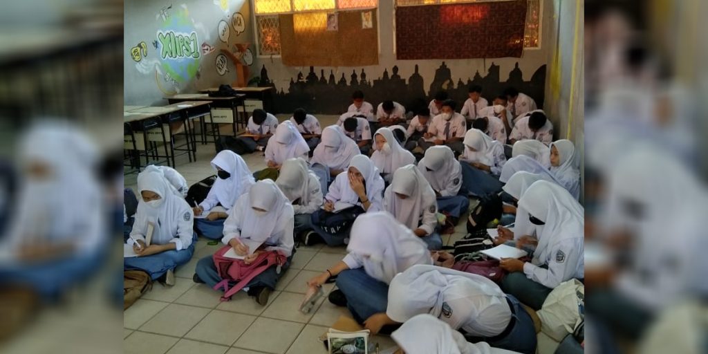 Viral, Pelajar SMAN 6 Kabupaten Tangerang Belajar di Lantai - belaJAR di lantai - www.indopos.co.id