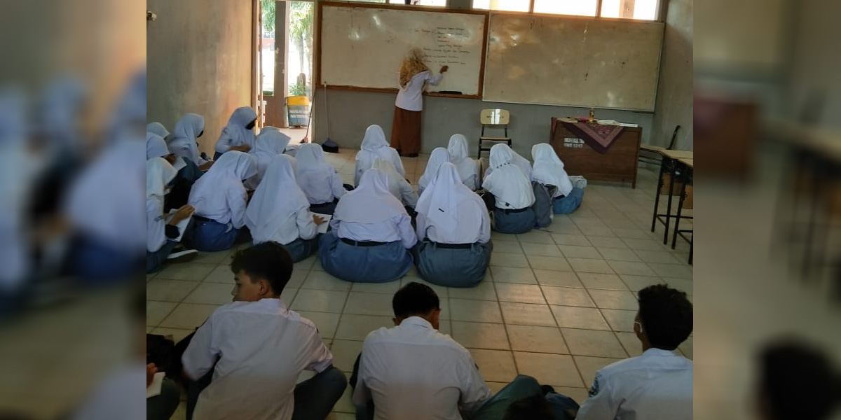 Viral, Pelajar SMAN 6 Kabupaten Tangerang Belajar di Lantai - belaJAR di lantai1 - www.indopos.co.id