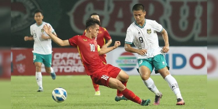 Tim Nasional (Timnas) U19 Indonesia kontra Vietnam dalam pertandingan pertama Grup A Piala AFF U-19 2022. Foto: Twitter/@PSSI