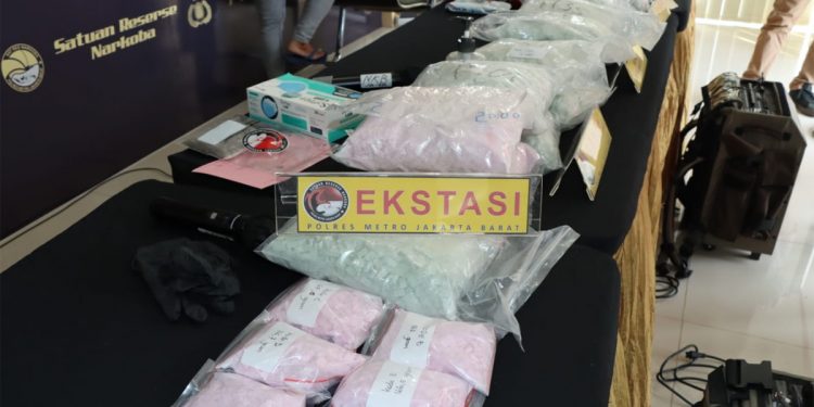 Barang bukti ribuan butir pil ekstasi dari pengedar jaringan internasional diamankan polisi. Foto: Polres Jakarta Barat