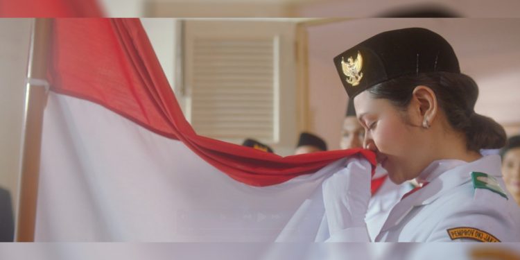 Dirgahayu Indonesia Ke-77! Kibarkan Sang Saka Merah Putih Bersama Downy untuk #HarumkanIndonesia!. Foto: Tangkapan layar YouTube Downy Indonesia
