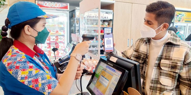 Pelanggan melakukan transaksi pembelian dengan menunjukkan kode QRIS BNI Mobile Banking di Gerai Indomaret PIK, Kamis (11/8/2022). Foto: Dokumen BNI
