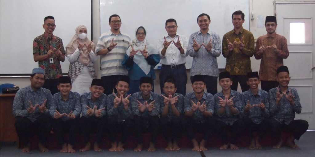 Serah Terima Dana Kupon CWLS SWR 002 dan 003: Kolaborasi Kebaikan Antara CIMB Niaga Syariah dan Tabung Wakaf Dompet Dhuafa - dd cimb - www.indopos.co.id