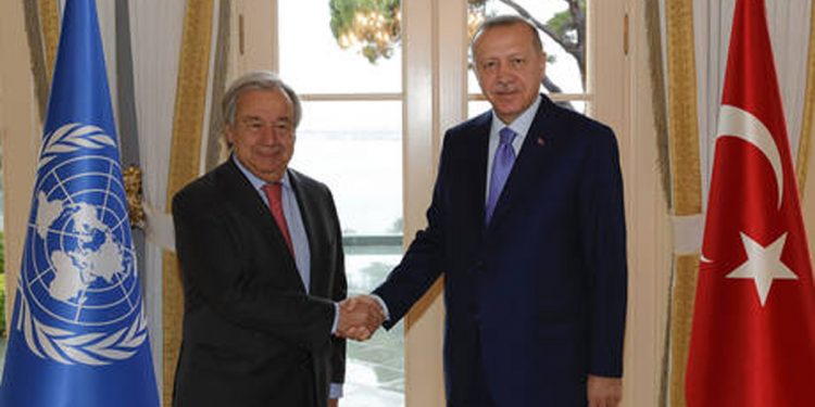 Presiden Turki Recep Tayyip Erdogan (kanan), dan Sekjen PBB Antonio Guterres (kiri) berjabat tangan sebelum pertemuan di Istanbul, 1 November 2019. Foto: rt.com
