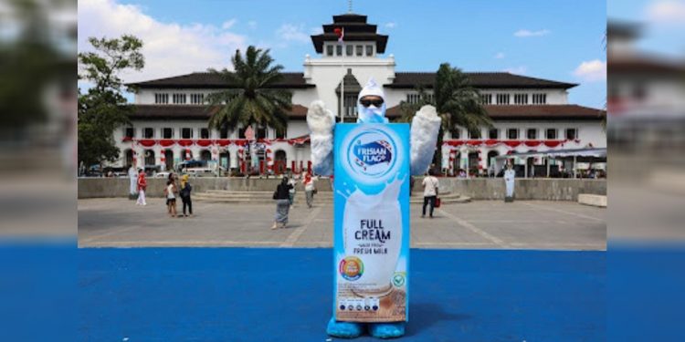 Peluncuran Kampanye #JagaDiriKiniDanNanti bersamaan dengan HUT Jawa Barat ke 77 dihadiri oleh ribuan warga kota yang mendeklarasikan diri untuk bersama menjaga daya tahan tubuh melalui konsumsi susu rutin setiap pagi sebagai bagian dari gizi seimbang dan terapkan gaya hidup aktif. Foto: FFI untuk indopos.co.id