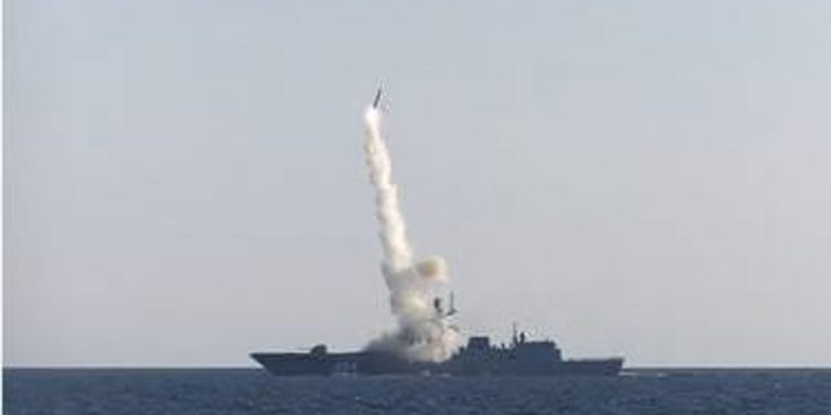 Kapal Fregat Rusia Laksamana Gorshkov menembakkan rudal Zirkon selama latihan di Laut Barents tahun 2021. (rt.com)