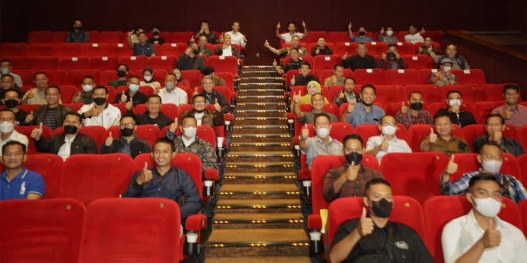 Kapolda Jawa Timur (Jatim) Irjen Pol Nico Afinta bersama para pejabat utama Polda Jatim menonton film Sayap-Sayap Patah di salah satu bioskop di Surabaya. Foto: Humas Polda Jatim