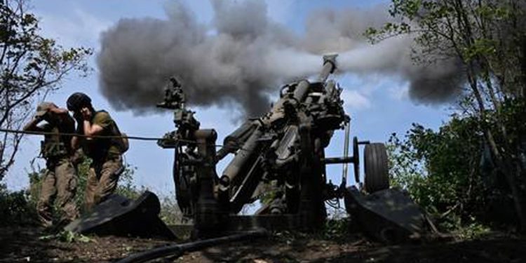 Pasukan Ukraina menembakkan howitzer M777 yang dipasok AS. Foto: rt.com