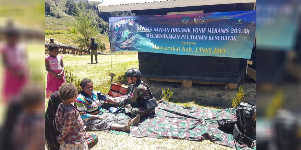 Satgas Yonif Mekanis 203/AK Berikan Pelayanan Kesehatan kepada Masyarakat Papua - tni bantu vaksin papua - www.indopos.co.id