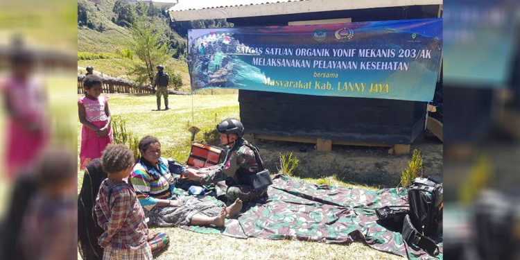 Prajurit Satgas Satuan Organik Yonif Mekanis 203/AK memberikan pelayanan kesehatan gratis untuk warga di Distrik Malagayneri, Papua. Foto: Humas Yonif Mekanis 203/AK