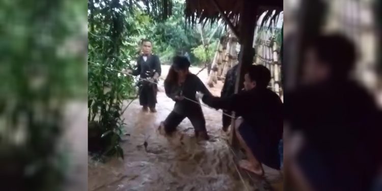 Ilustrasi - Tangkapan layar video banjir melanda perkampungan suku Baduy di Kabupaten Lebak, Banten. Foto: BPBD Kabupaten Lebak
