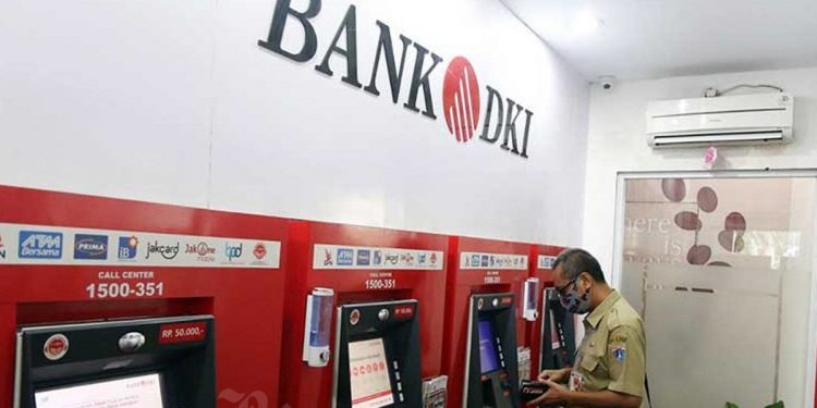 Seseorang tengah melakukan transaksi di anjungan tunai mandiri (ATM) Bank DKI
