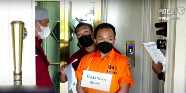 Bripka Ricky Rizal (RR) saat melakukan rekonstruksi kasus pembunuhan Brigadir J beberapa waktu lalu. Foto: Tangkapan layar YouTube Polri Tv Radio