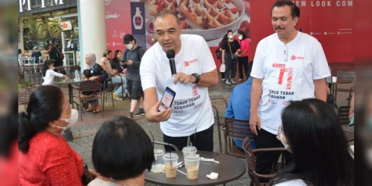 Bupati Tangerang Ahmed Zaki Iskandar ketika menyosialisasikan aplikasi Sidoni kepada pengunjung mal, di Downtown Walk Summarecon Mall Serpong (SMS) Kelapa Dua, Minggu (18/9/2022). Foto: Humas Pemkab Tangerang